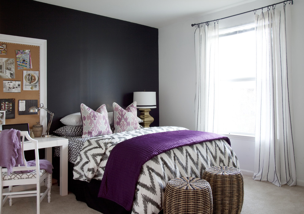Пример оригинального дизайна: спальня в стиле фьюжн с черными стенами и акцентной стеной