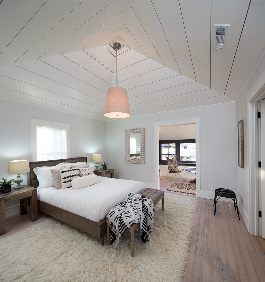 Modelo de dormitorio principal ecléctico de tamaño medio sin chimenea con paredes grises, suelo de madera clara y suelo blanco