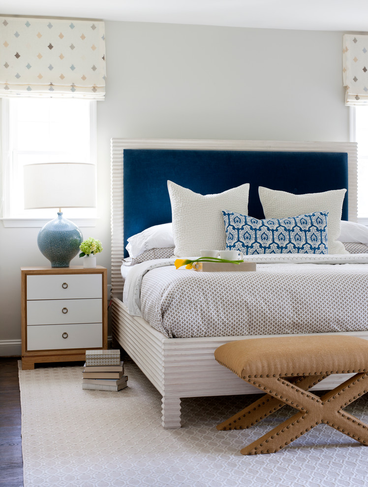 На фото: хозяйская спальня среднего размера в стиле неоклассика (современная классика) с серыми стенами с