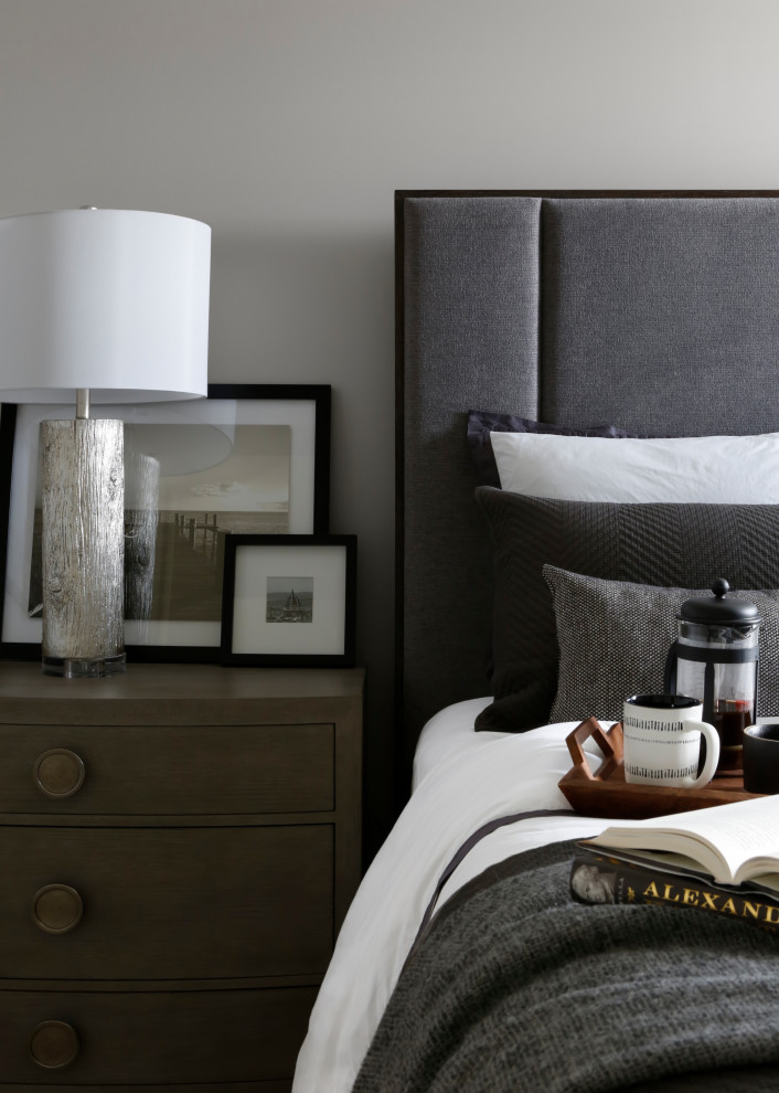 Imagen de habitación de invitados clásica renovada de tamaño medio con paredes grises, moqueta y suelo beige