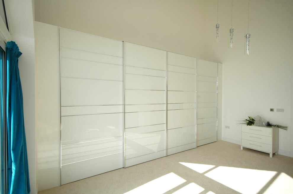 Mittelgroßes Modernes Hauptschlafzimmer mit weißer Wandfarbe in Dorset