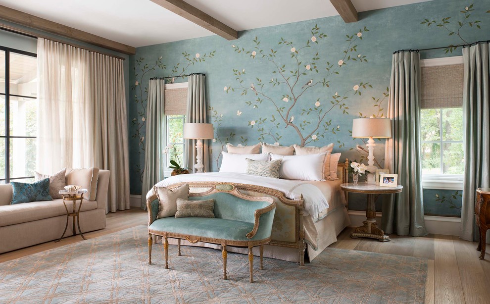 Стильный дизайн: хозяйская спальня в классическом стиле с разноцветными стенами и светлым паркетным полом - последний тренд