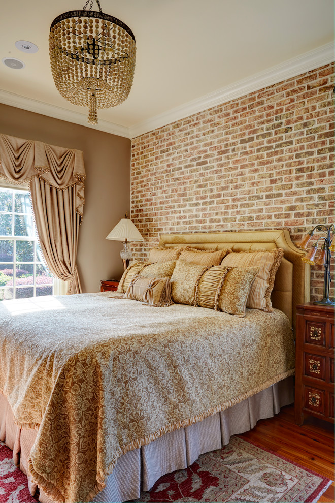 Klassisches Schlafzimmer mit brauner Wandfarbe, dunklem Holzboden und braunem Boden in Atlanta