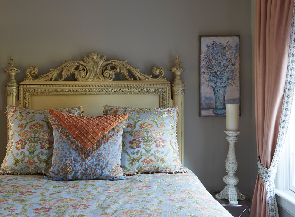 This is an example of a classic bedroom in Atlanta.