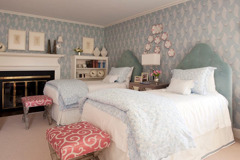Стильный дизайн: гостевая спальня (комната для гостей) в классическом стиле с разноцветными стенами, ковровым покрытием и стандартным камином - последний тренд