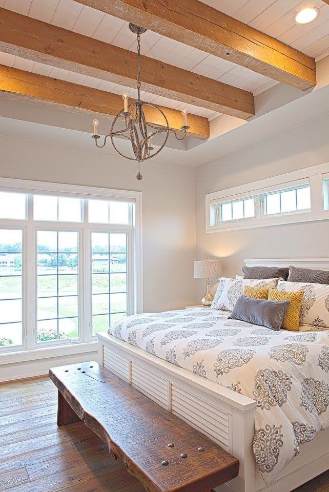 Mittelgroßes Uriges Hauptschlafzimmer ohne Kamin mit grauer Wandfarbe und hellem Holzboden in Sonstige
