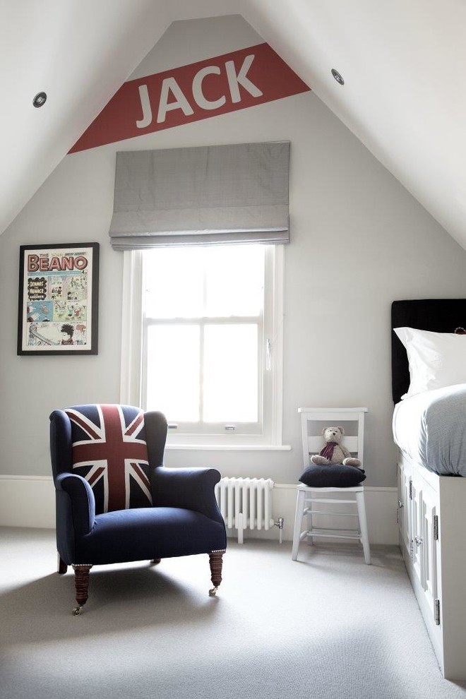 Mittelgroßes Klassisches Schlafzimmer ohne Kamin mit grauer Wandfarbe, Teppichboden und grauem Boden in London