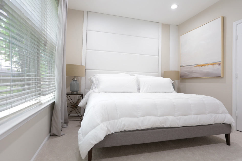 ワシントンD.C.にある中くらいなビーチスタイルのおしゃれな主寝室 (白い壁、カーペット敷き、白い床) のレイアウト