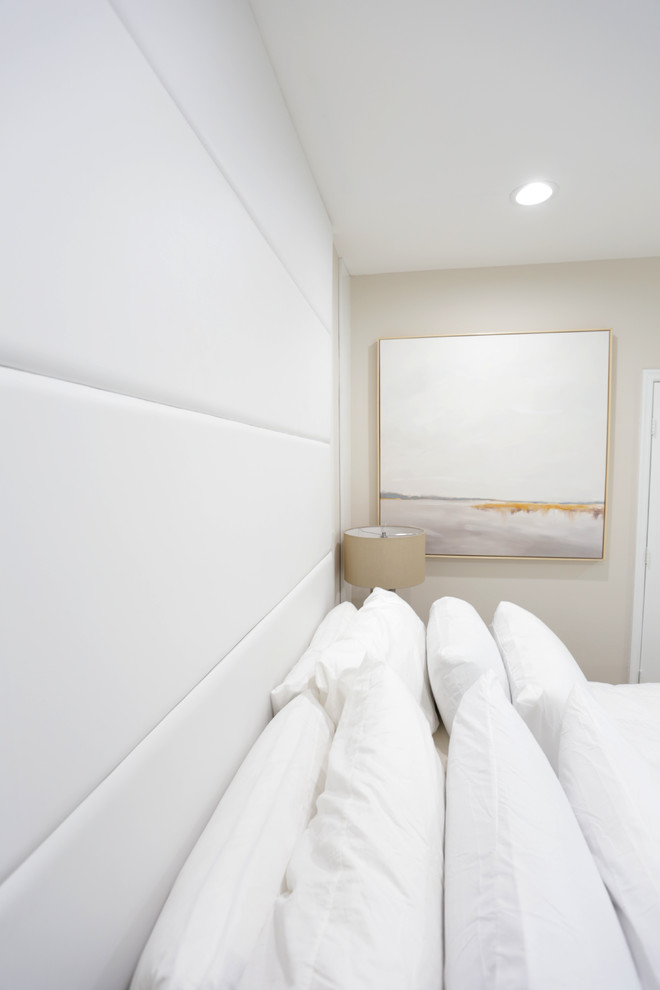 Idée de décoration pour une chambre marine de taille moyenne avec un mur blanc et un sol blanc.