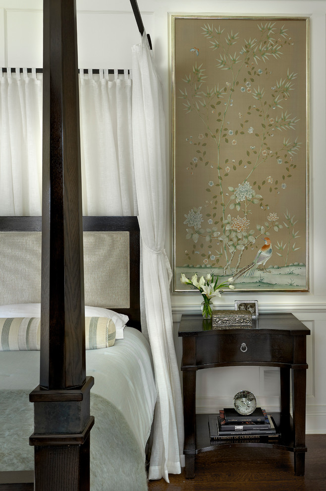 Ejemplo de dormitorio principal clásico renovado grande sin chimenea con paredes blancas y suelo de madera en tonos medios