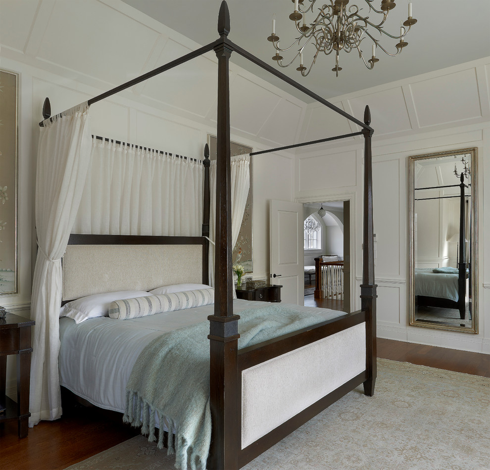 Imagen de dormitorio principal clásico grande sin chimenea con paredes blancas y suelo de madera oscura