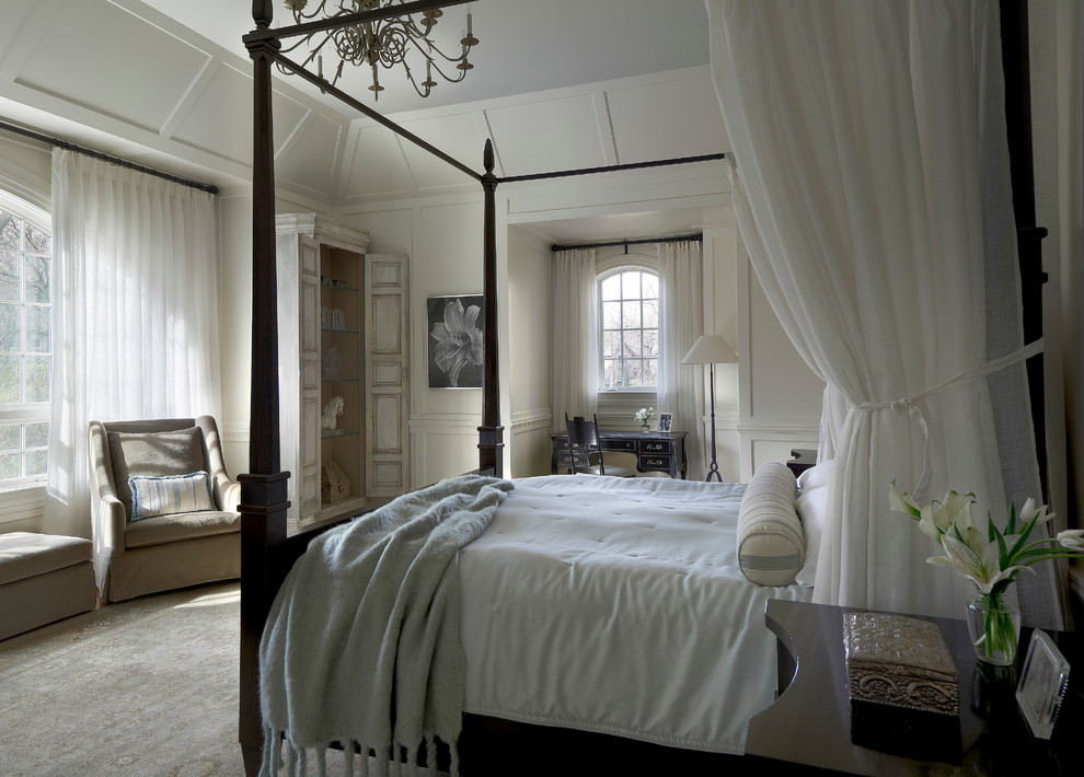 На фото: большая хозяйская спальня в стиле неоклассика (современная классика) с белыми стенами и паркетным полом среднего тона без камина