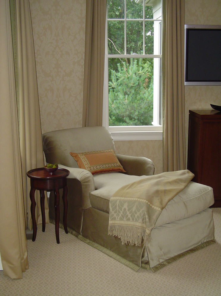Foto di una camera matrimoniale classica di medie dimensioni con pareti beige, moquette e pavimento beige