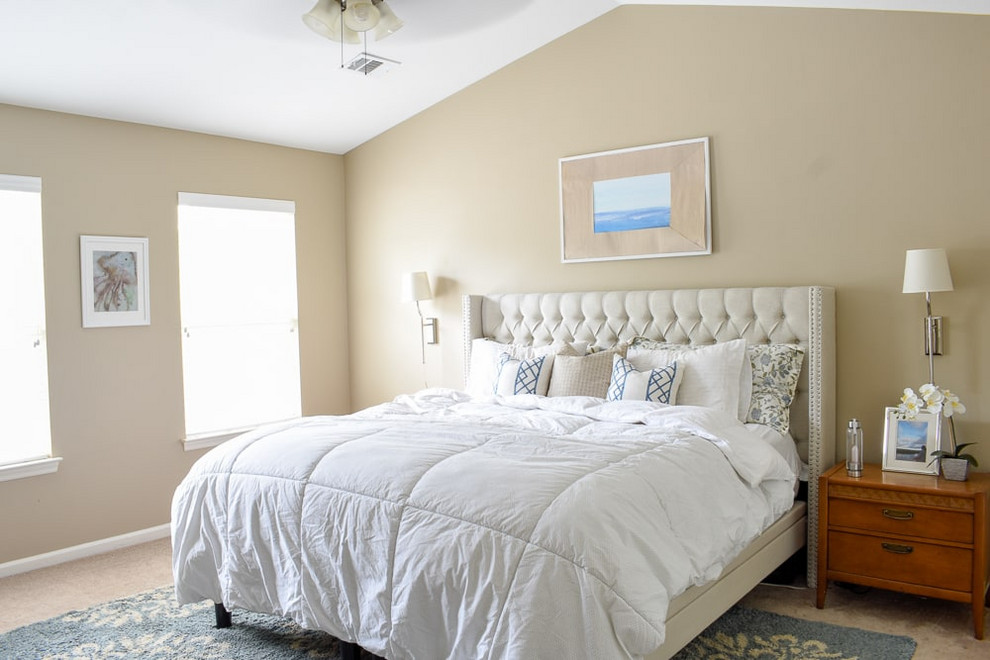 ナッシュビルにある中くらいなトランジショナルスタイルのおしゃれな主寝室 (ベージュの壁、カーペット敷き、暖炉なし、ベージュの床) のインテリア