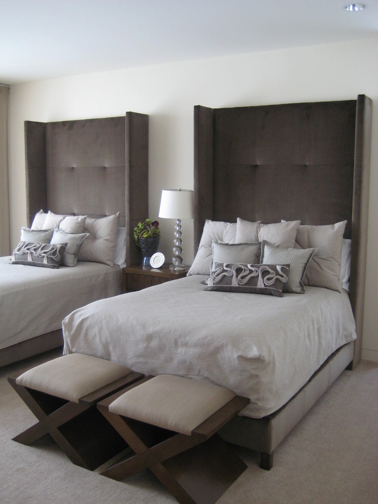 Diseño de dormitorio clásico renovado con paredes blancas, moqueta y suelo gris