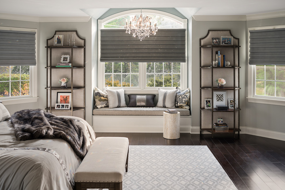 Источник вдохновения для домашнего уюта: хозяйская спальня среднего размера в стиле неоклассика (современная классика) с серыми стенами, темным паркетным полом и коричневым полом