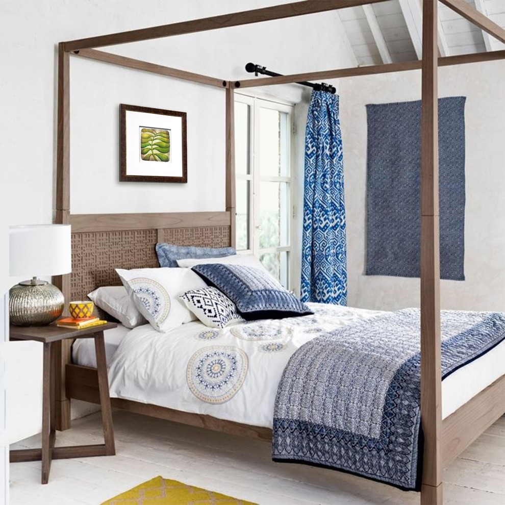Ejemplo de habitación de invitados costera de tamaño medio sin chimenea con paredes blancas, suelo de madera clara y suelo beige