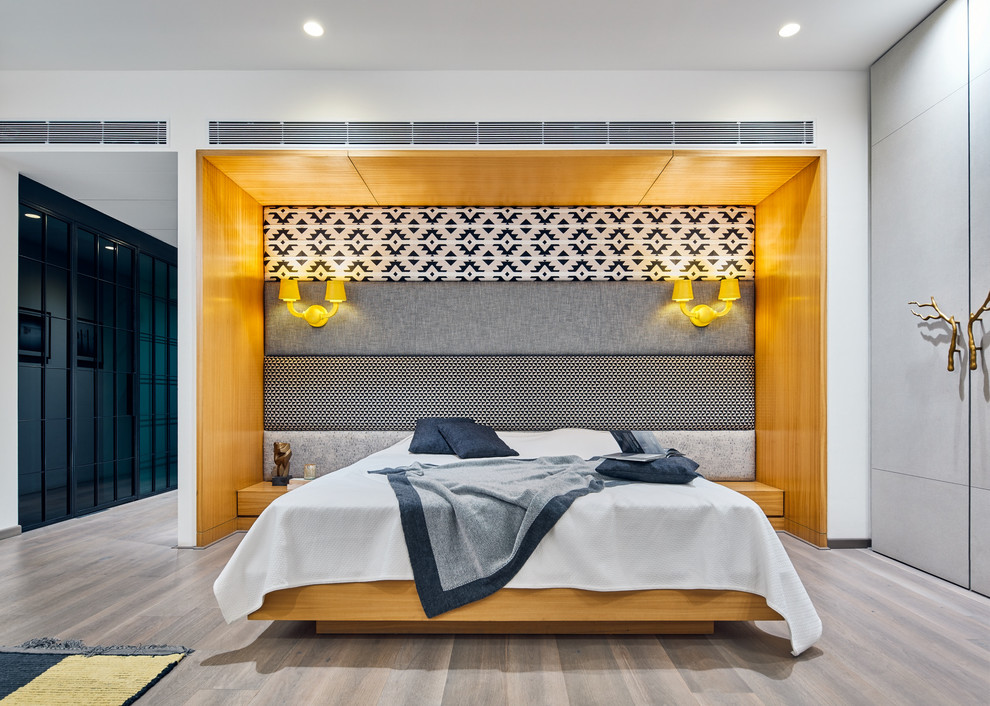 Idéer för att renovera ett stort eklektiskt sovrum, med vita väggar, ljust trägolv och beiget golv