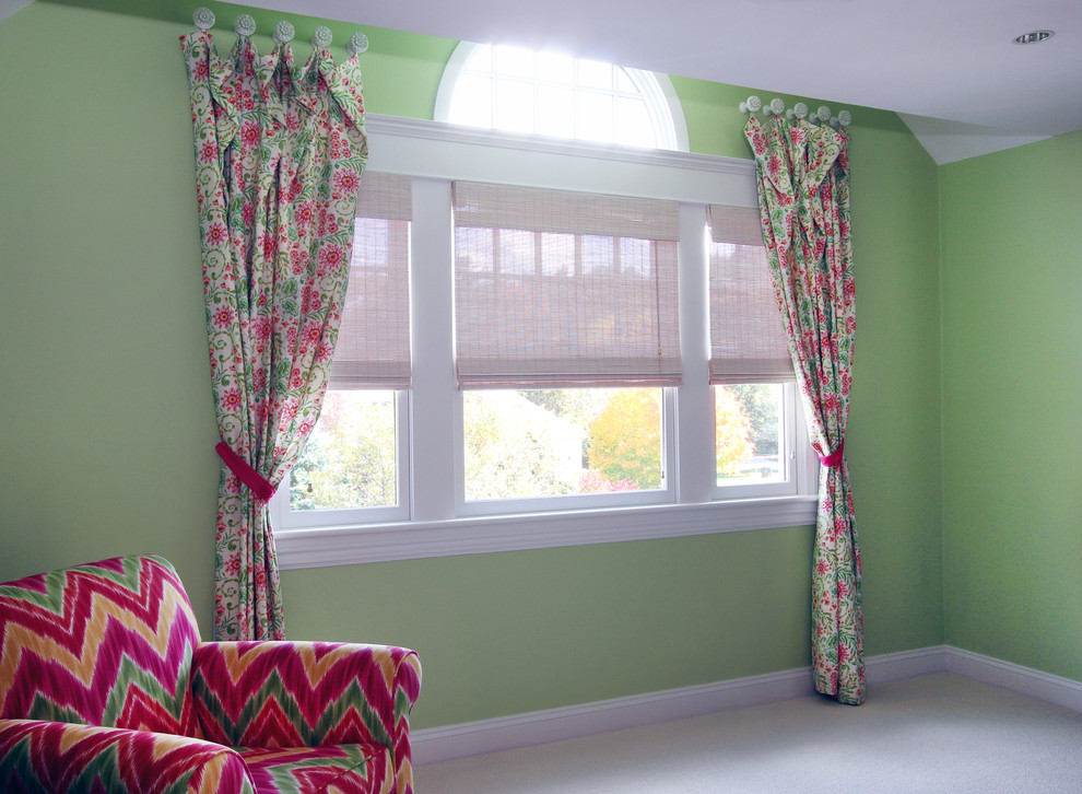 Foto de dormitorio clásico grande sin chimenea con paredes verdes, moqueta y marco de chimenea de baldosas y/o azulejos