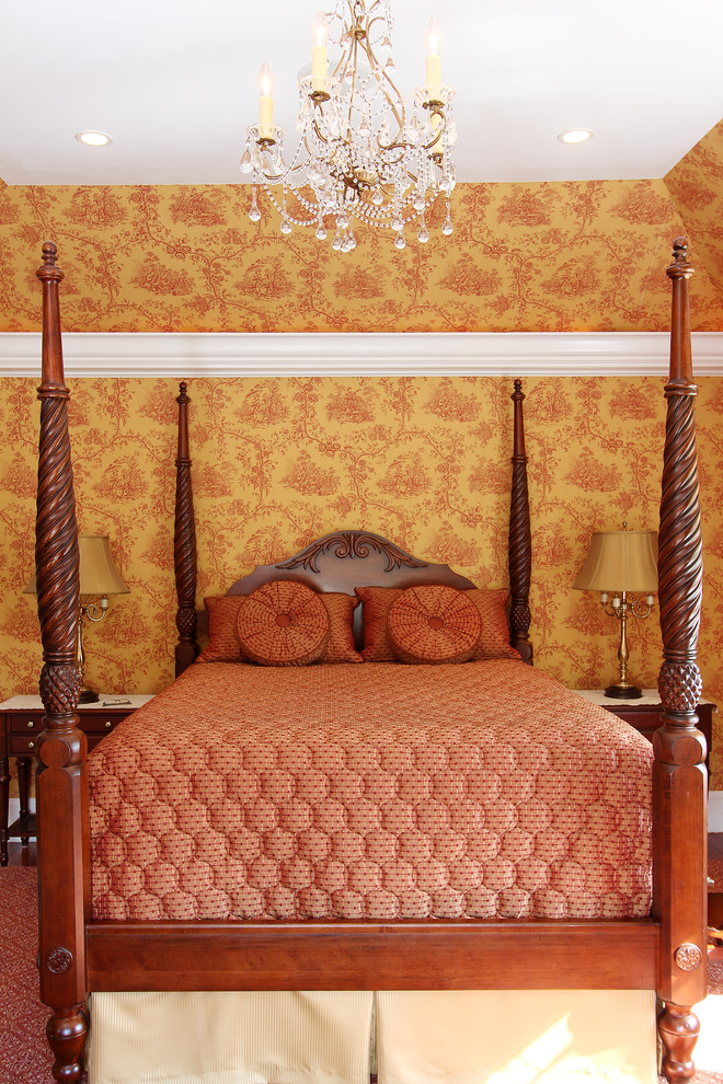 ボストンにある広いトラディショナルスタイルのおしゃれな主寝室 (黄色い壁、無垢フローリング、標準型暖炉、タイルの暖炉まわり)