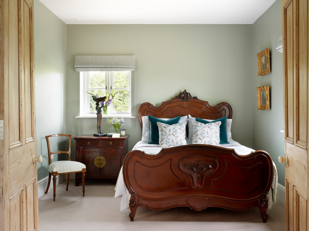 На фото: спальня в классическом стиле с зелеными стенами, ковровым покрытием и бежевым полом