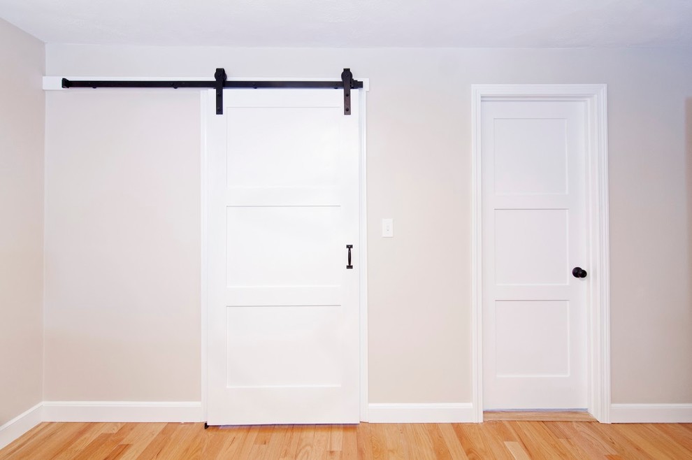 На фото: хозяйская спальня среднего размера в стиле кантри с серыми стенами, светлым паркетным полом и коричневым полом с