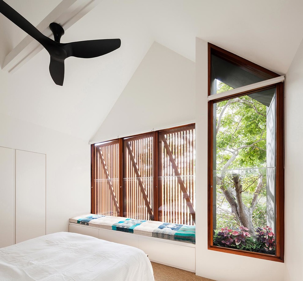 На фото: хозяйская спальня среднего размера в стиле модернизм с белыми стенами и ковровым покрытием без камина