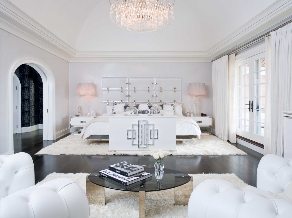 Cette image montre une très grande chambre parentale grise et rose design avec un mur blanc et parquet foncé.