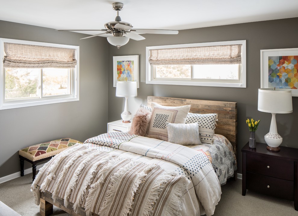 Imagen de dormitorio retro con paredes grises y moqueta