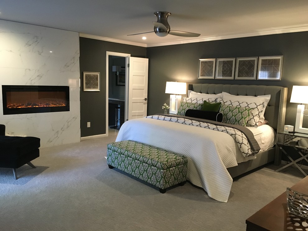 ヒューストンにある広いコンテンポラリースタイルのおしゃれな主寝室 (緑の壁、カーペット敷き、横長型暖炉、タイルの暖炉まわり)