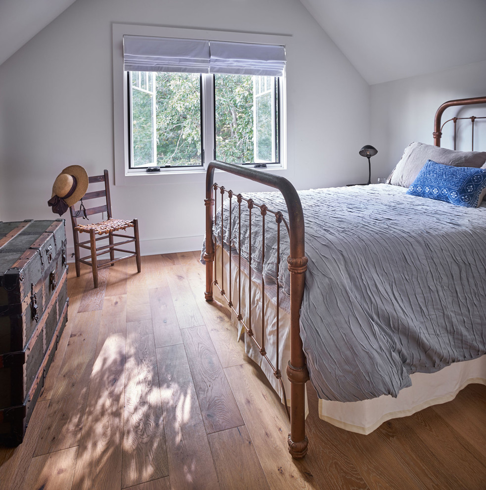 他の地域にある小さなカントリー風のおしゃれな客用寝室 (白い壁、淡色無垢フローリング) のレイアウト