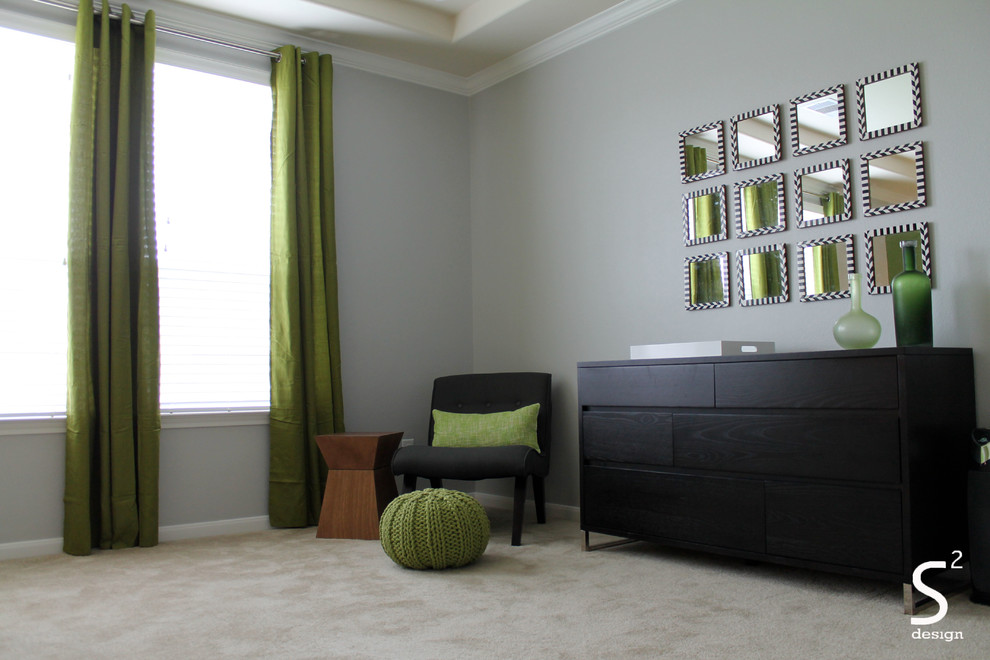 Стильный дизайн: большая хозяйская спальня в стиле модернизм с зелеными стенами и ковровым покрытием - последний тренд