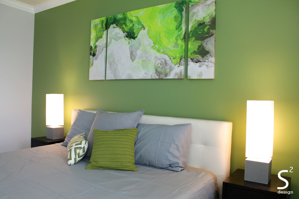 Großes Modernes Hauptschlafzimmer mit grüner Wandfarbe und Teppichboden in Houston