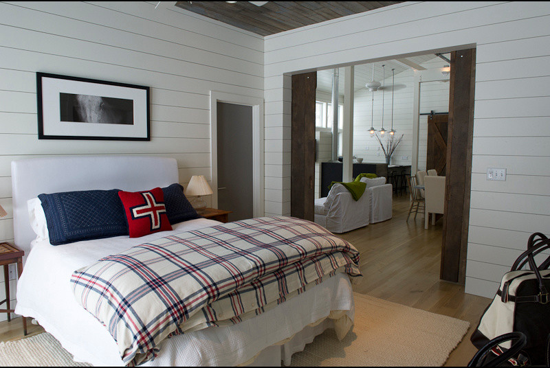 На фото: большая гостевая спальня (комната для гостей) в современном стиле с белыми стенами и светлым паркетным полом с