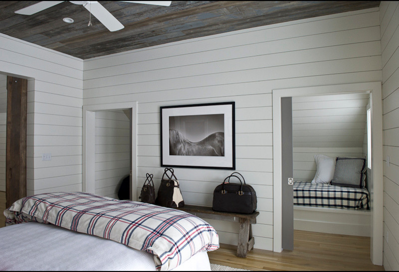 Diseño de habitación de invitados rural grande con paredes blancas y suelo de madera clara