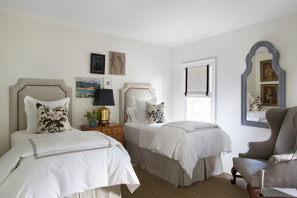 Klassisches Schlafzimmer mit weißer Wandfarbe und braunem Boden in Atlanta