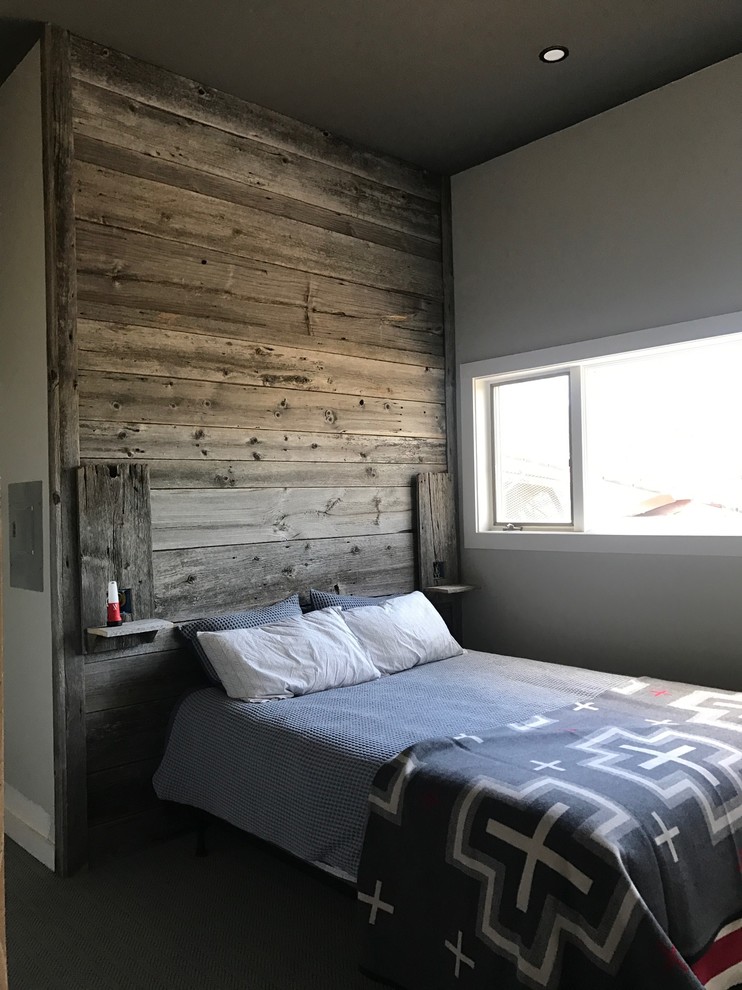 На фото: гостевая спальня среднего размера, (комната для гостей) в стиле рустика с серыми стенами, ковровым покрытием и серым полом с