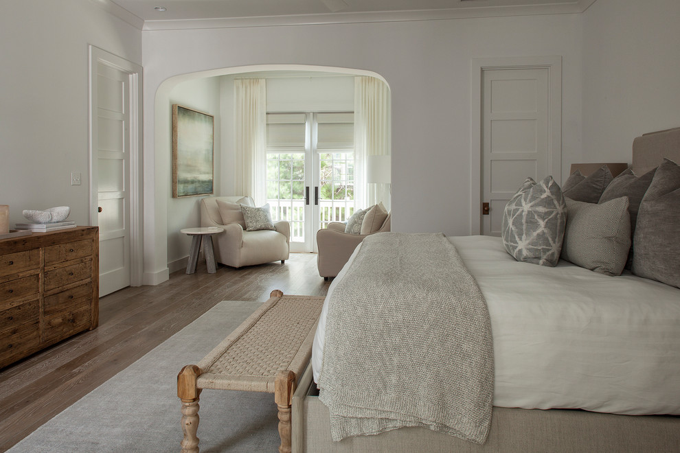 ナッシュビルにある広いトランジショナルスタイルのおしゃれな主寝室 (白い壁、無垢フローリング、茶色い床、暖炉なし、グレーとブラウン) のインテリア