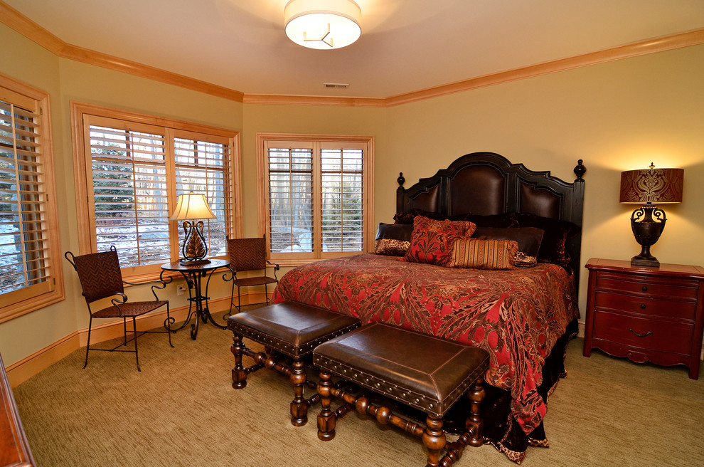 На фото: гостевая спальня среднего размера, (комната для гостей) в классическом стиле с бежевыми стенами и ковровым покрытием с