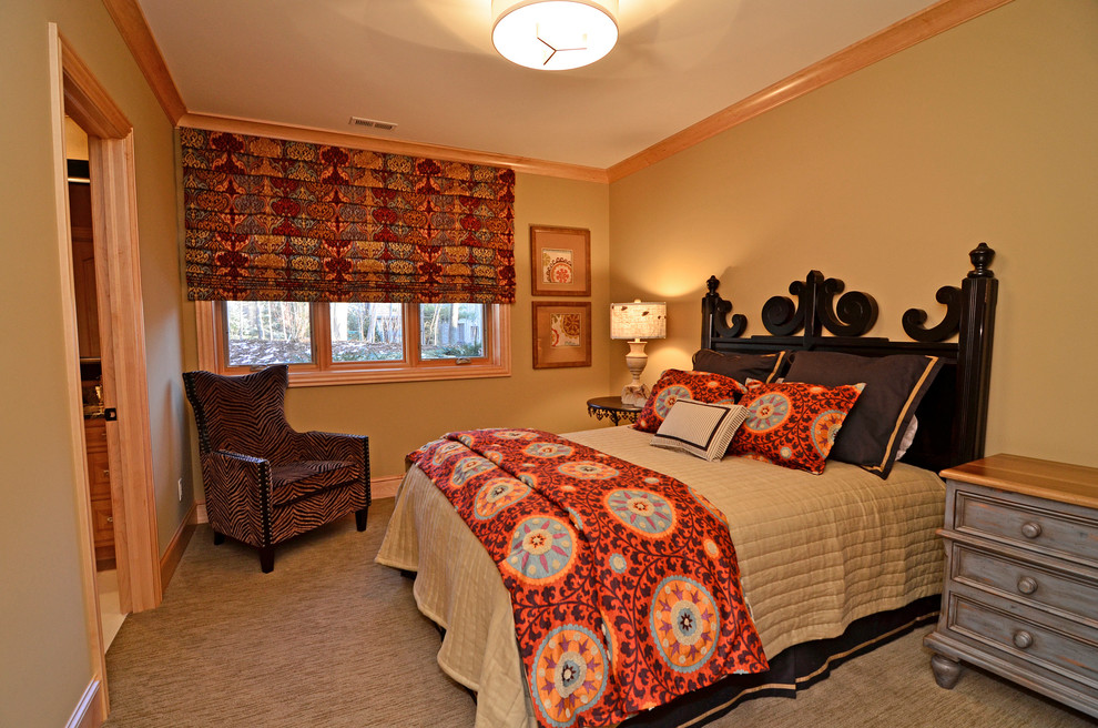 Diseño de dormitorio tradicional de tamaño medio con paredes beige