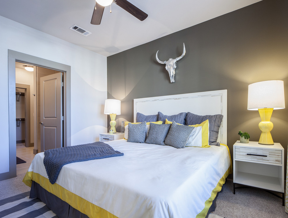 Ejemplo de dormitorio principal tradicional renovado de tamaño medio con paredes grises y moqueta