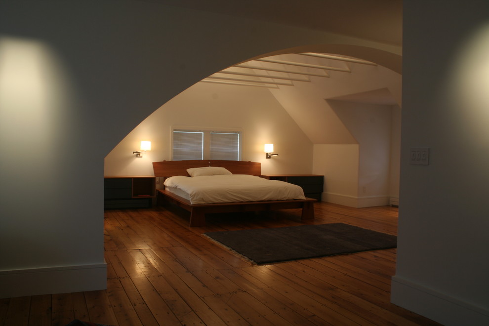 Idées déco pour une chambre parentale contemporaine avec un mur beige et un sol en bois brun.