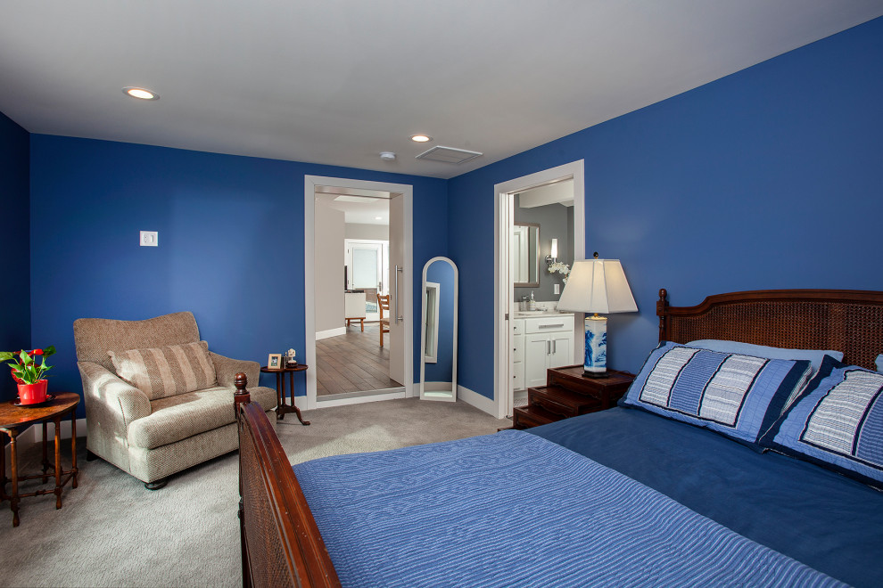 Idées déco pour une chambre classique de taille moyenne avec un mur bleu et un sol gris.