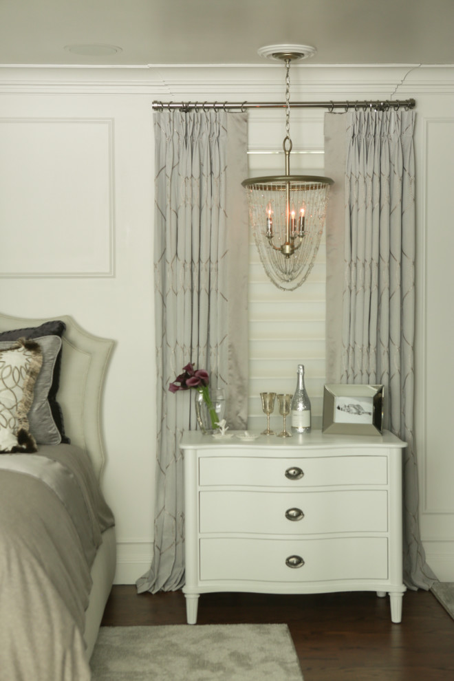 Ejemplo de dormitorio principal tradicional de tamaño medio sin chimenea con paredes grises y suelo de madera en tonos medios
