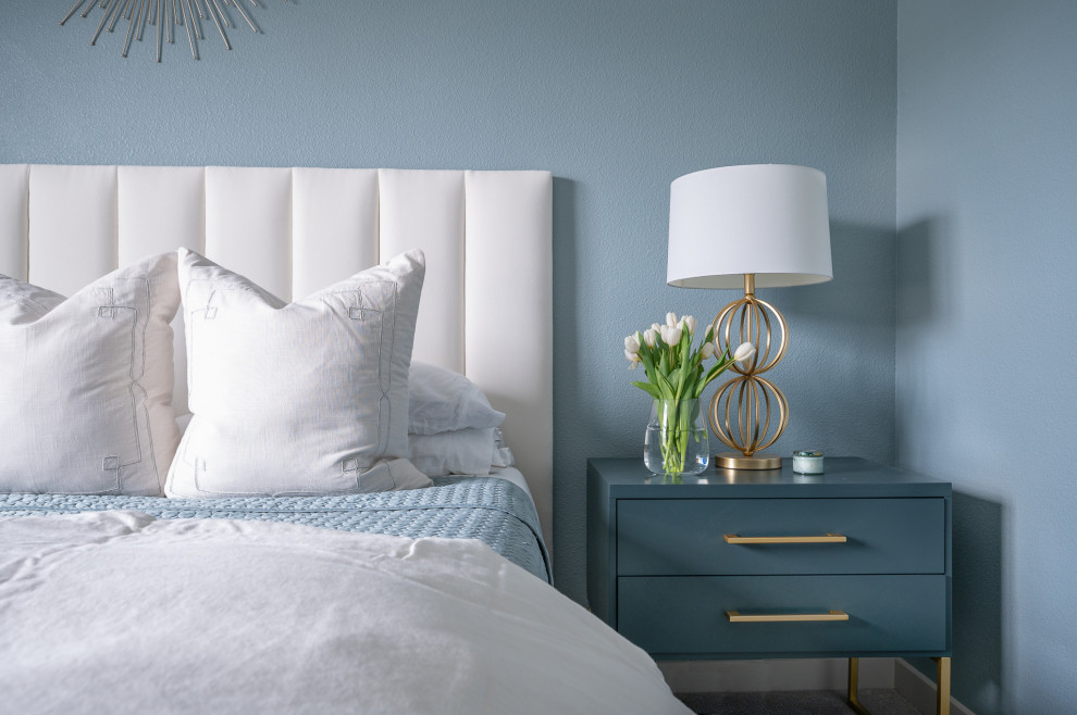 На фото: большая хозяйская спальня в стиле неоклассика (современная классика) с синими стенами, ковровым покрытием и серым полом без камина с
