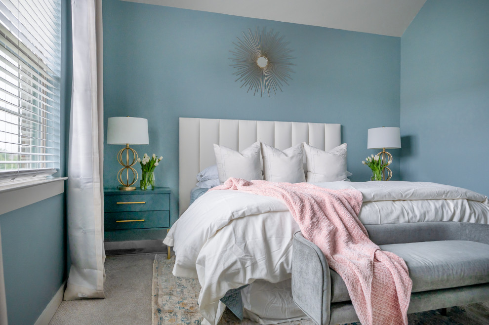 Ejemplo de dormitorio principal clásico renovado grande sin chimenea con paredes azules, moqueta y suelo gris