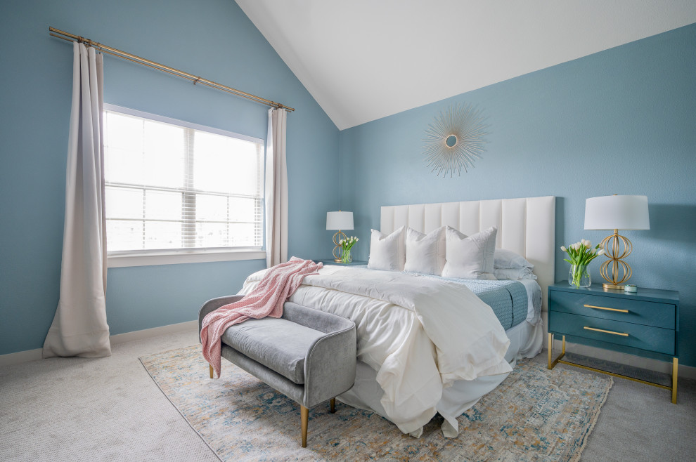 Großes Klassisches Hauptschlafzimmer ohne Kamin mit blauer Wandfarbe, Teppichboden und grauem Boden in Dallas