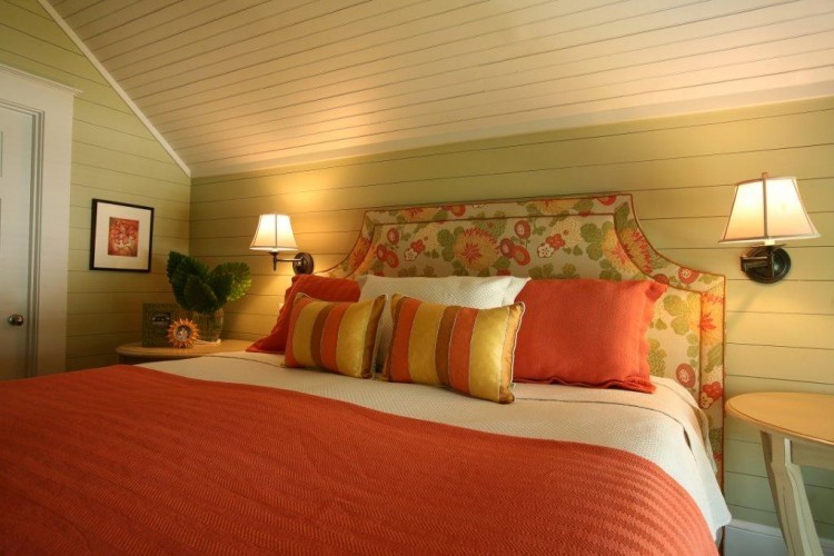 Источник вдохновения для домашнего уюта: хозяйская спальня среднего размера в современном стиле с белыми стенами и паркетным полом среднего тона без камина