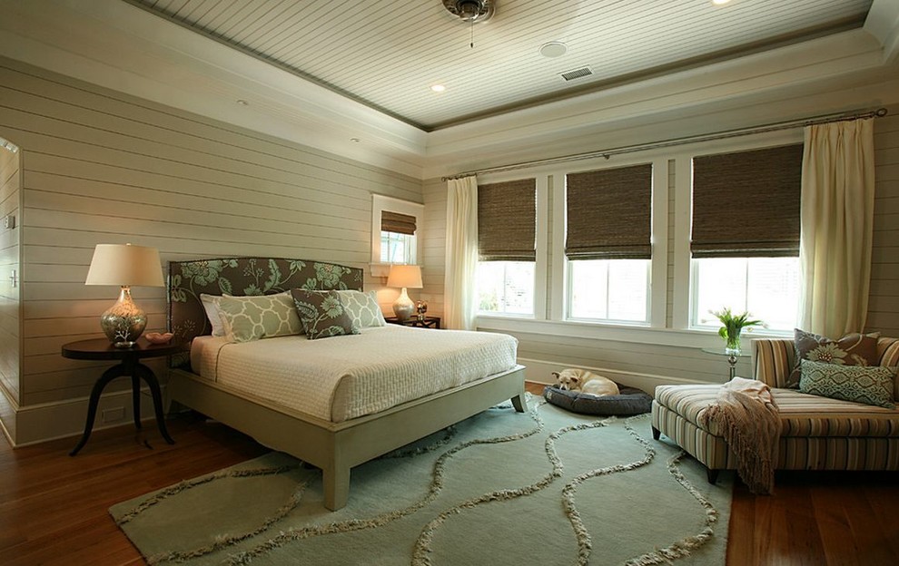 Mittelgroßes Modernes Hauptschlafzimmer ohne Kamin mit weißer Wandfarbe, braunem Holzboden und braunem Boden in Atlanta