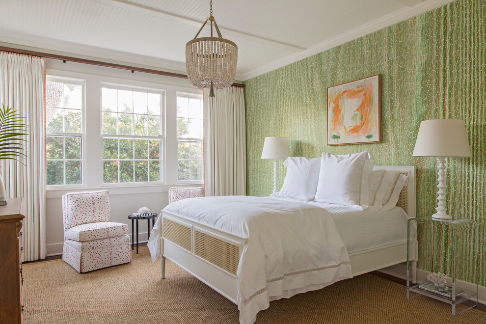 Maritimes Schlafzimmer mit grüner Wandfarbe, dunklem Holzboden und braunem Boden in Charleston